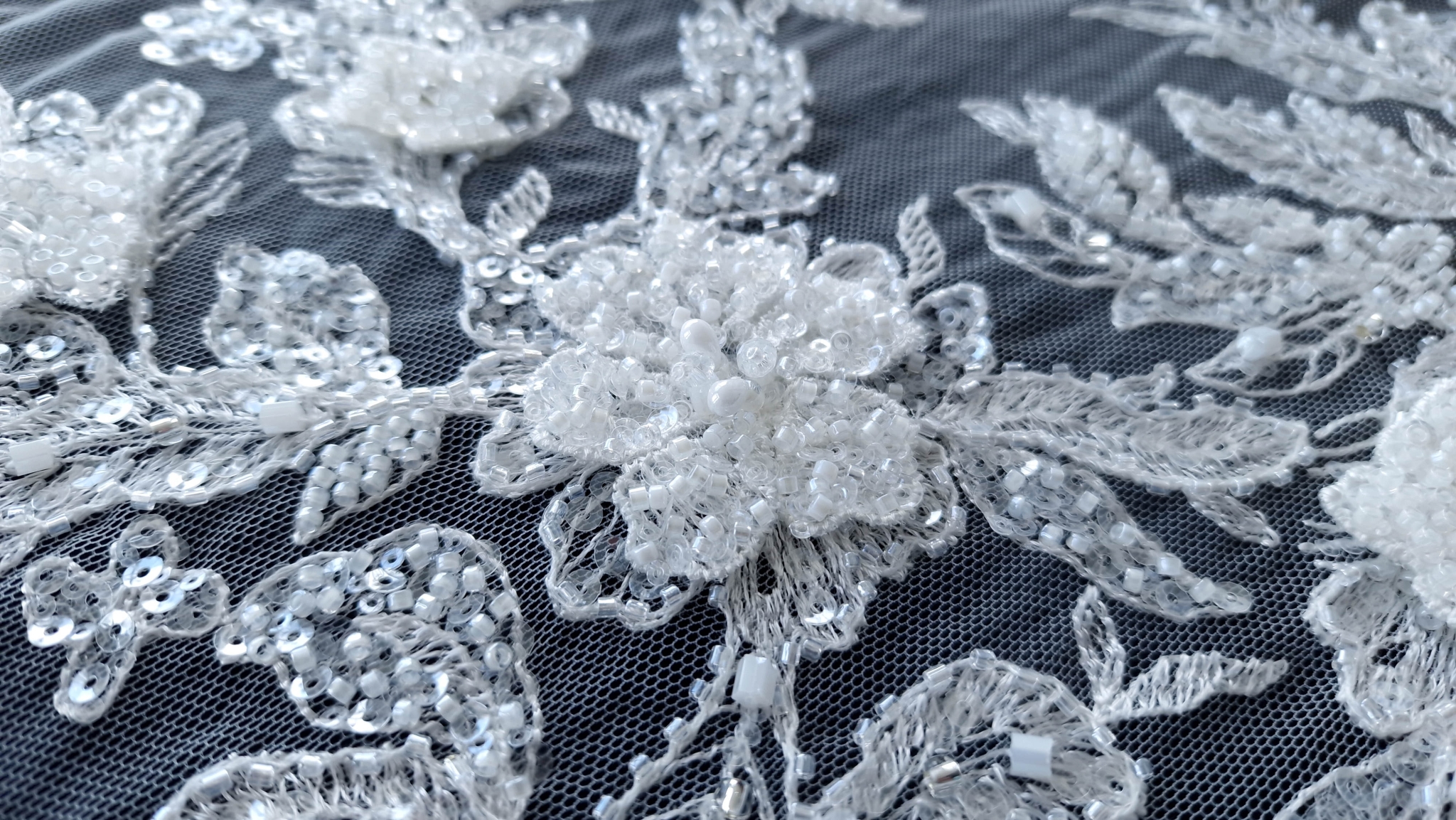 Dantela ivory accesorizata cu flori - imagine 17