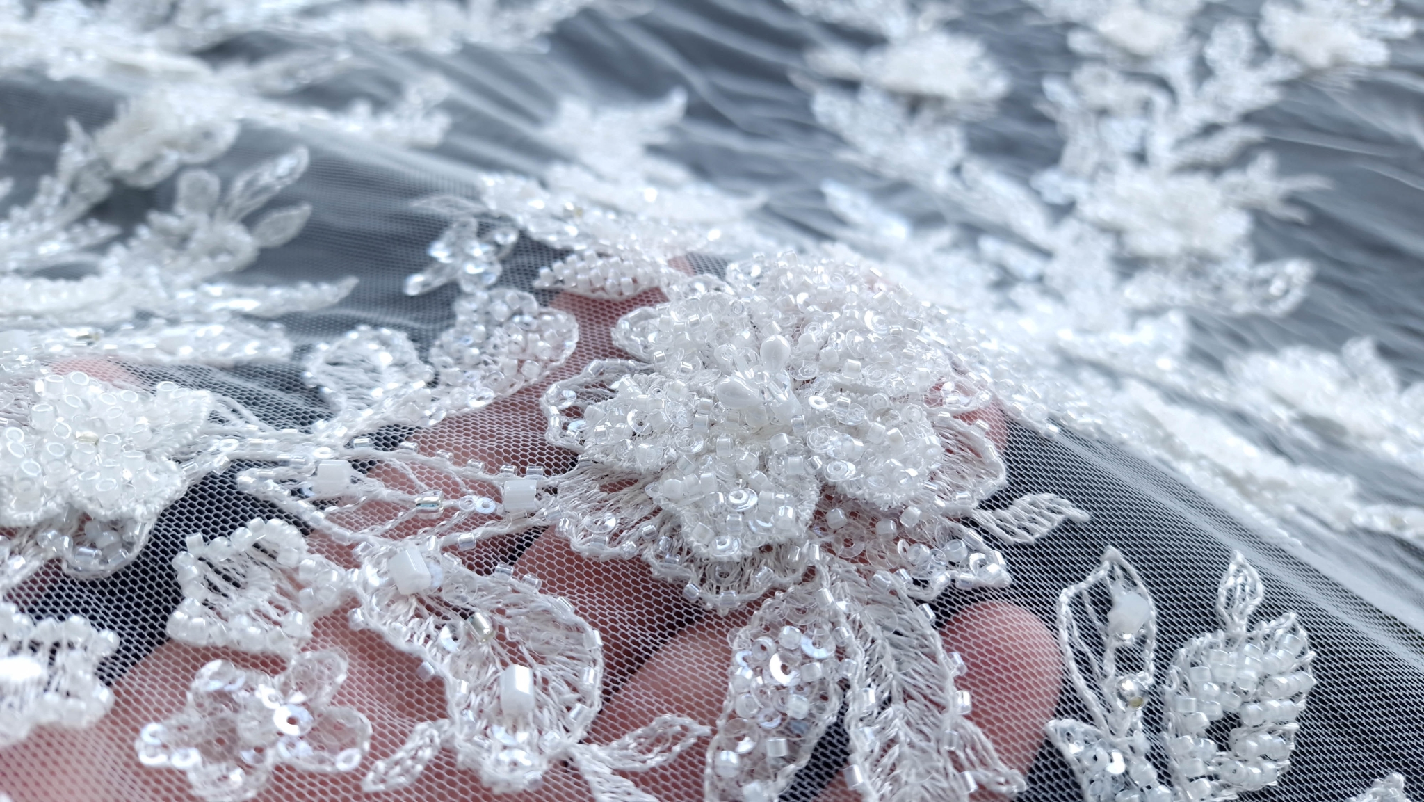 Dantela ivory accesorizata cu flori - imagine 15