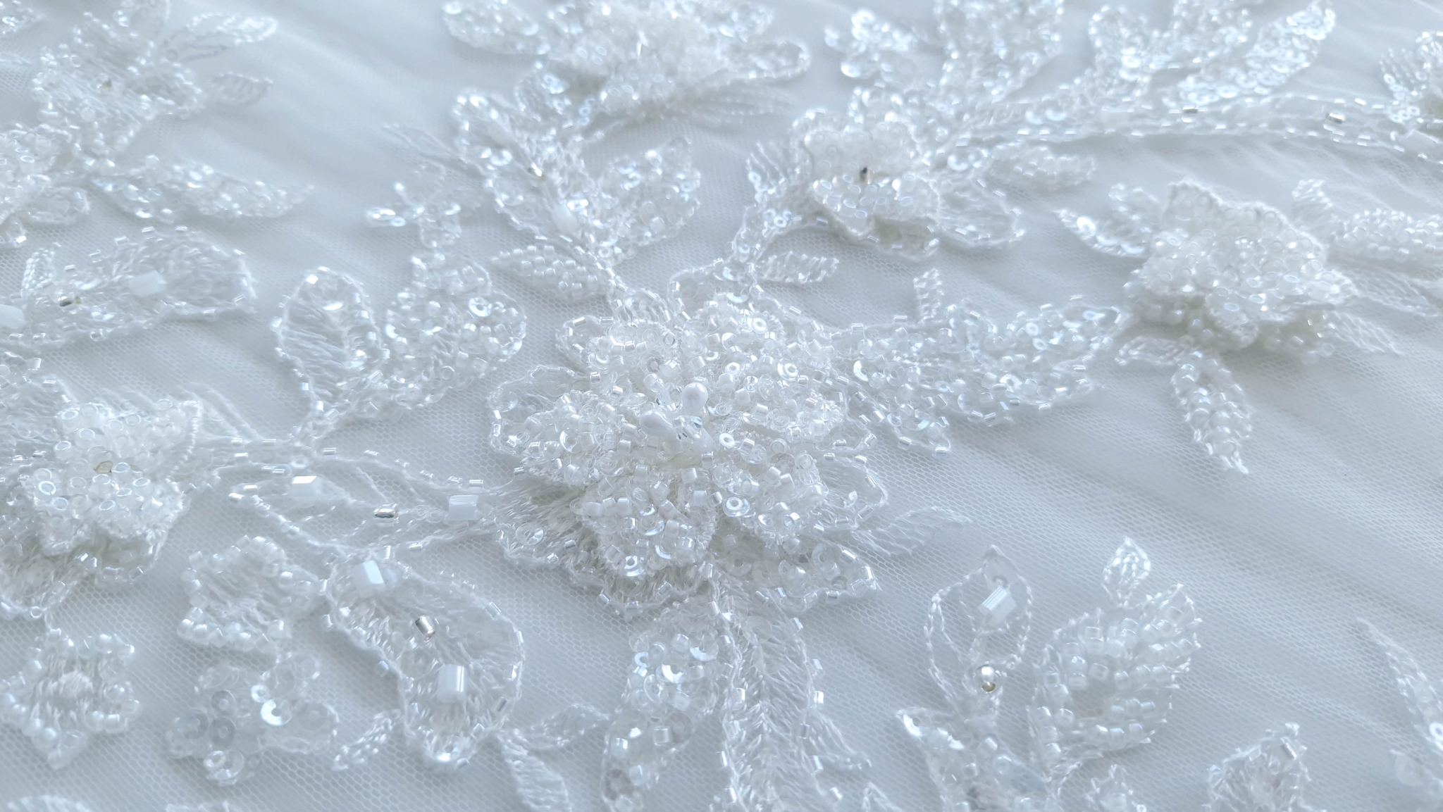 Dantela ivory accesorizata cu flori - imagine 10