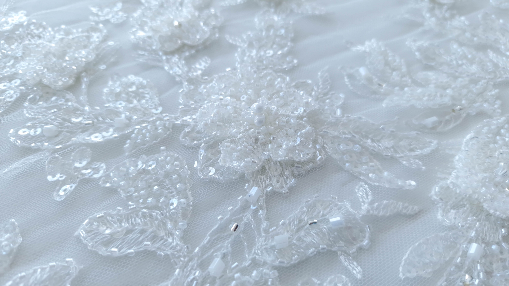 Dantela ivory accesorizata cu flori - imagine 11