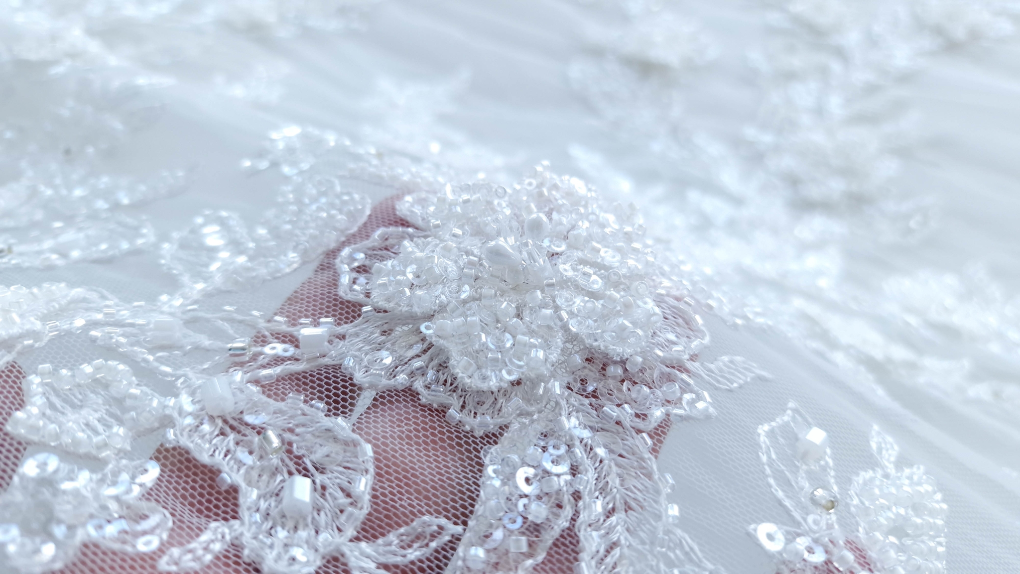 Dantela ivory accesorizata cu flori - imagine 2