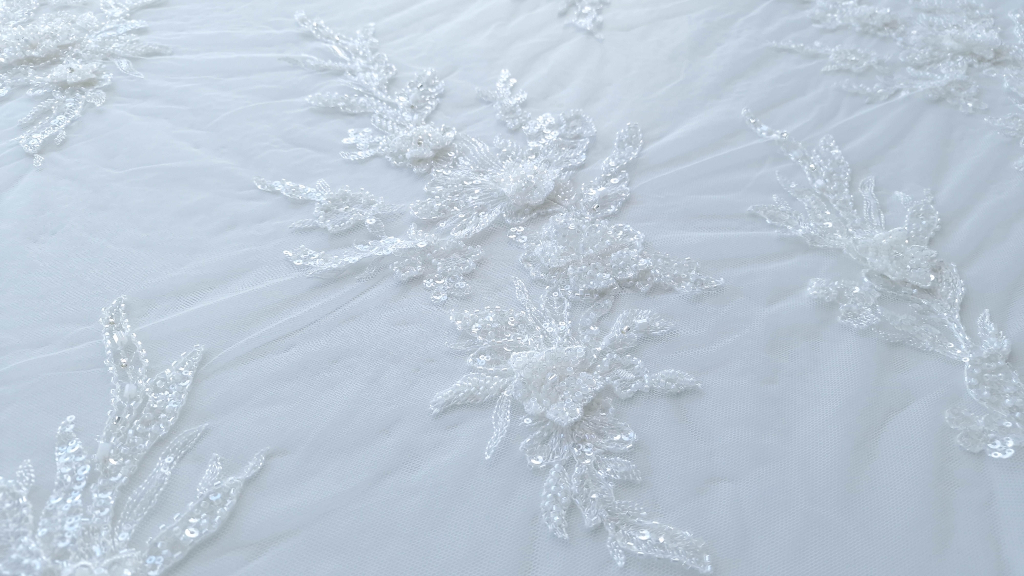 Dantela ivory accesorizata cu flori - imagine 12