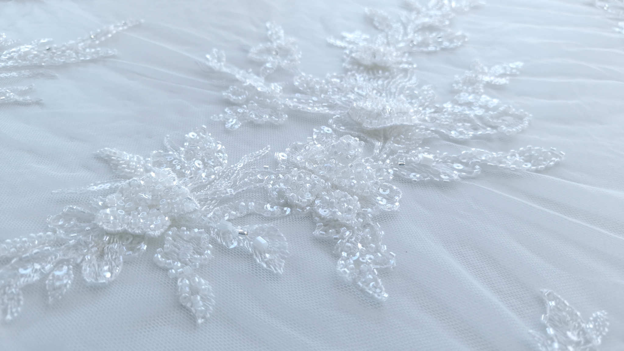 Dantela ivory accesorizata cu flori - imagine 4