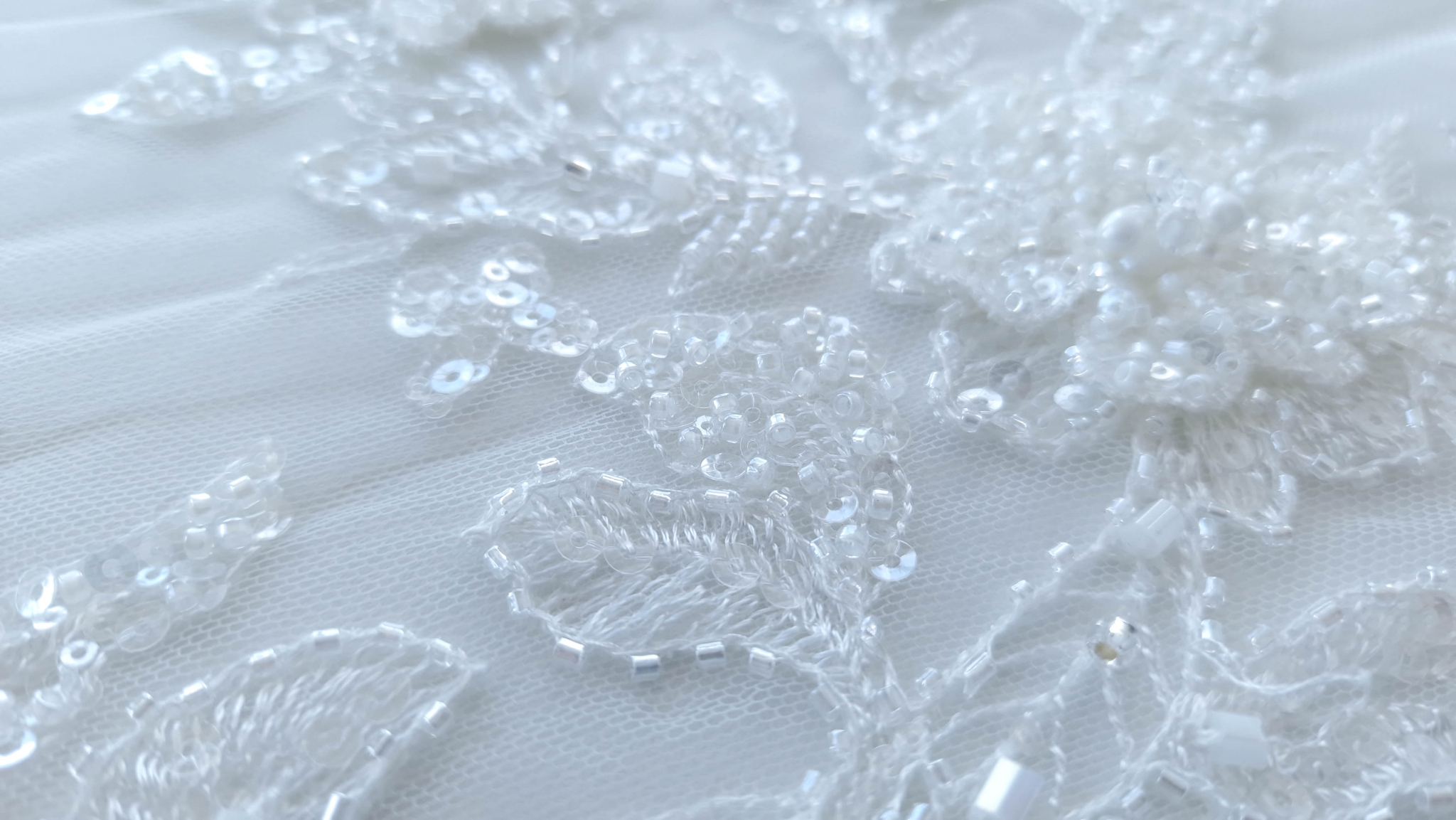 Dantela ivory accesorizata cu flori - imagine 6