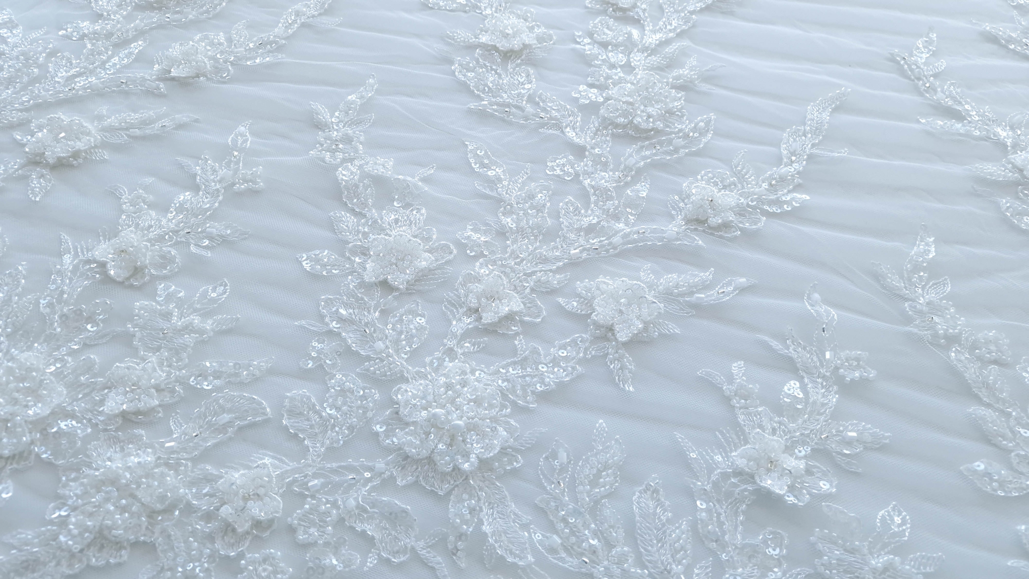 Dantela ivory accesorizata cu flori - imagine 7