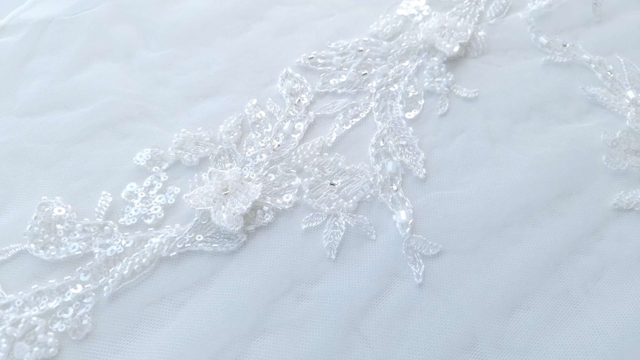 Dantela ivory accesorizata cu flori - imagine 3