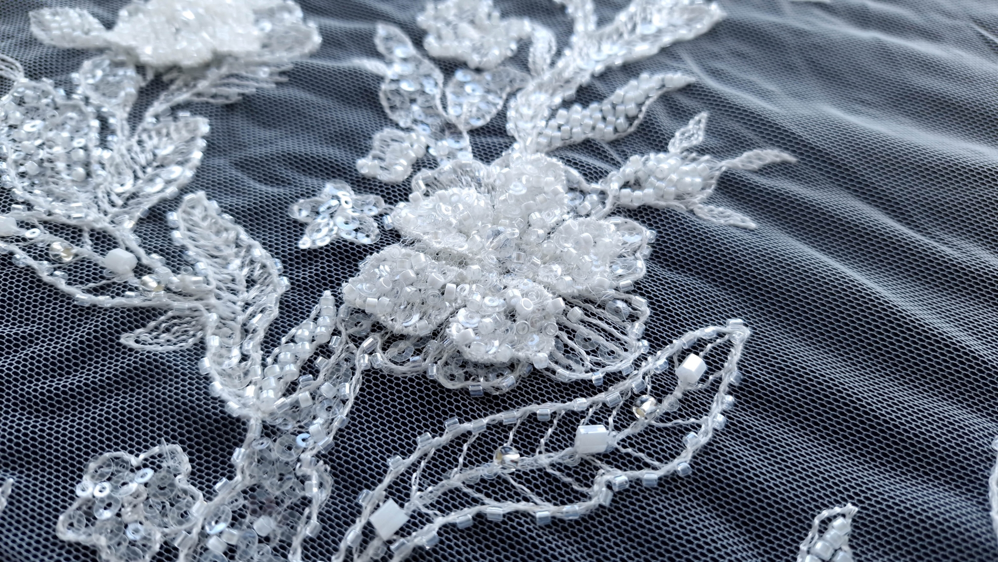 Dantela ivory accesorizata cu flori - imagine 13