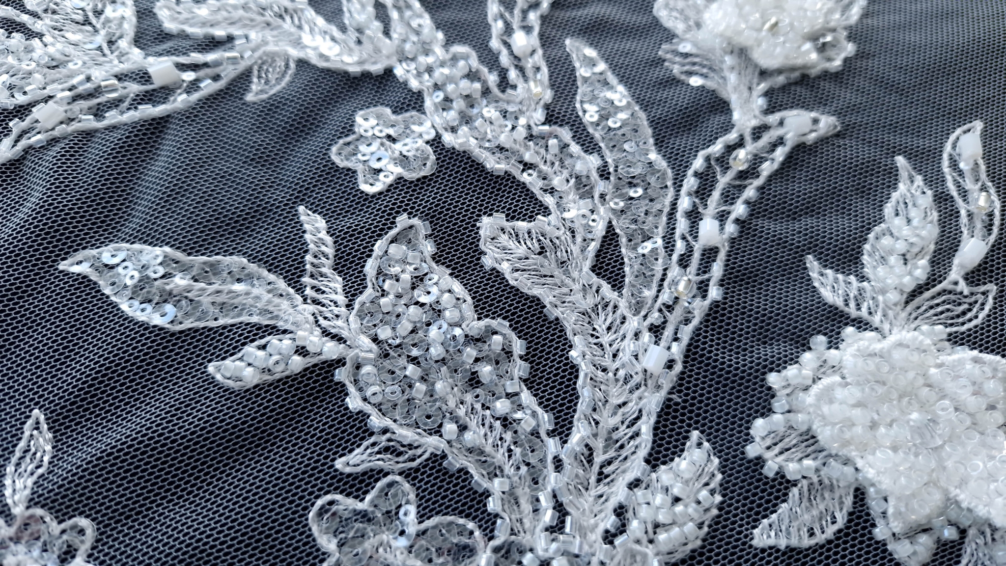 Dantela ivory accesorizata cu flori - imagine 14