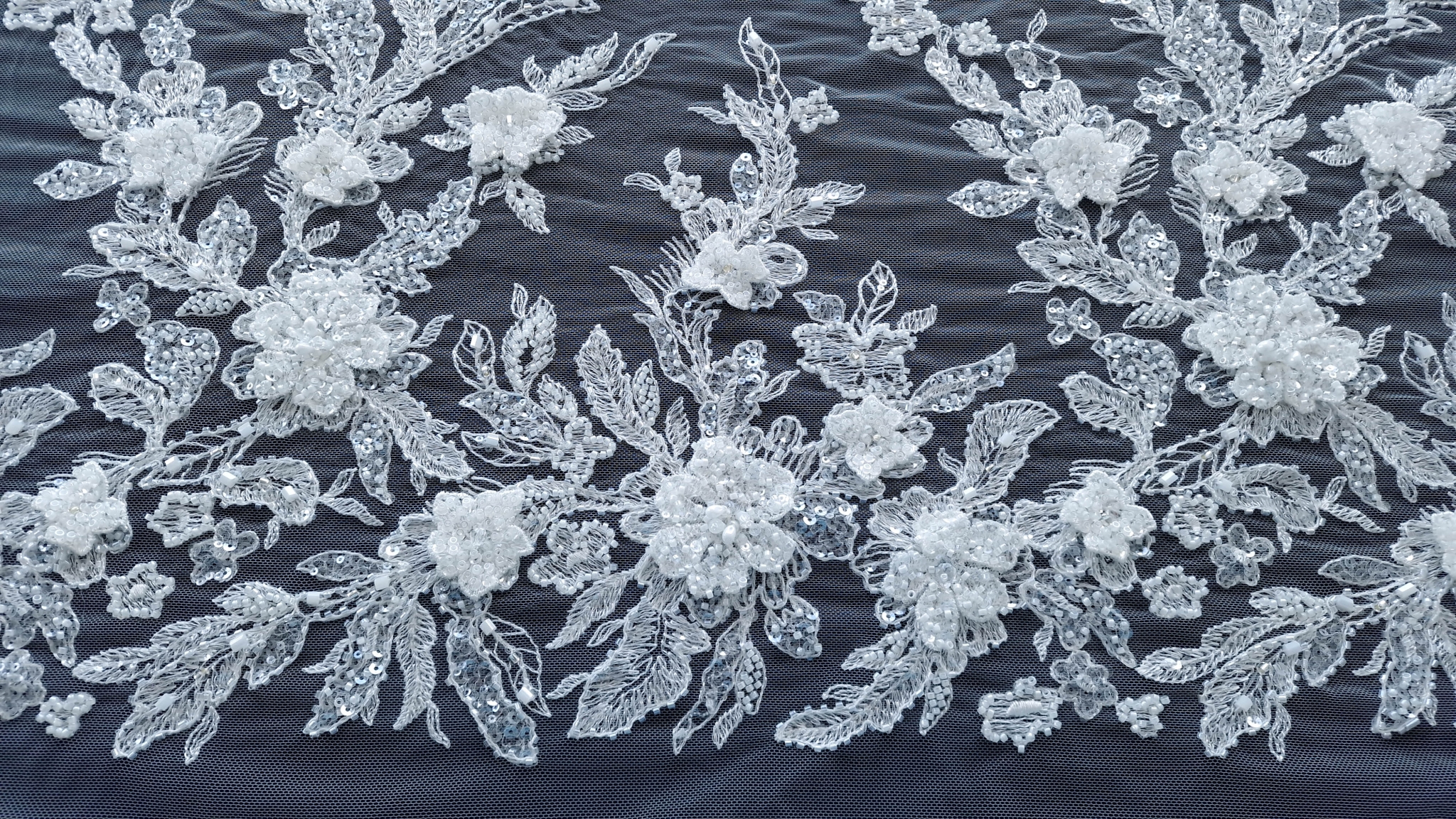 Dantela ivory accesorizata cu flori - imagine 18