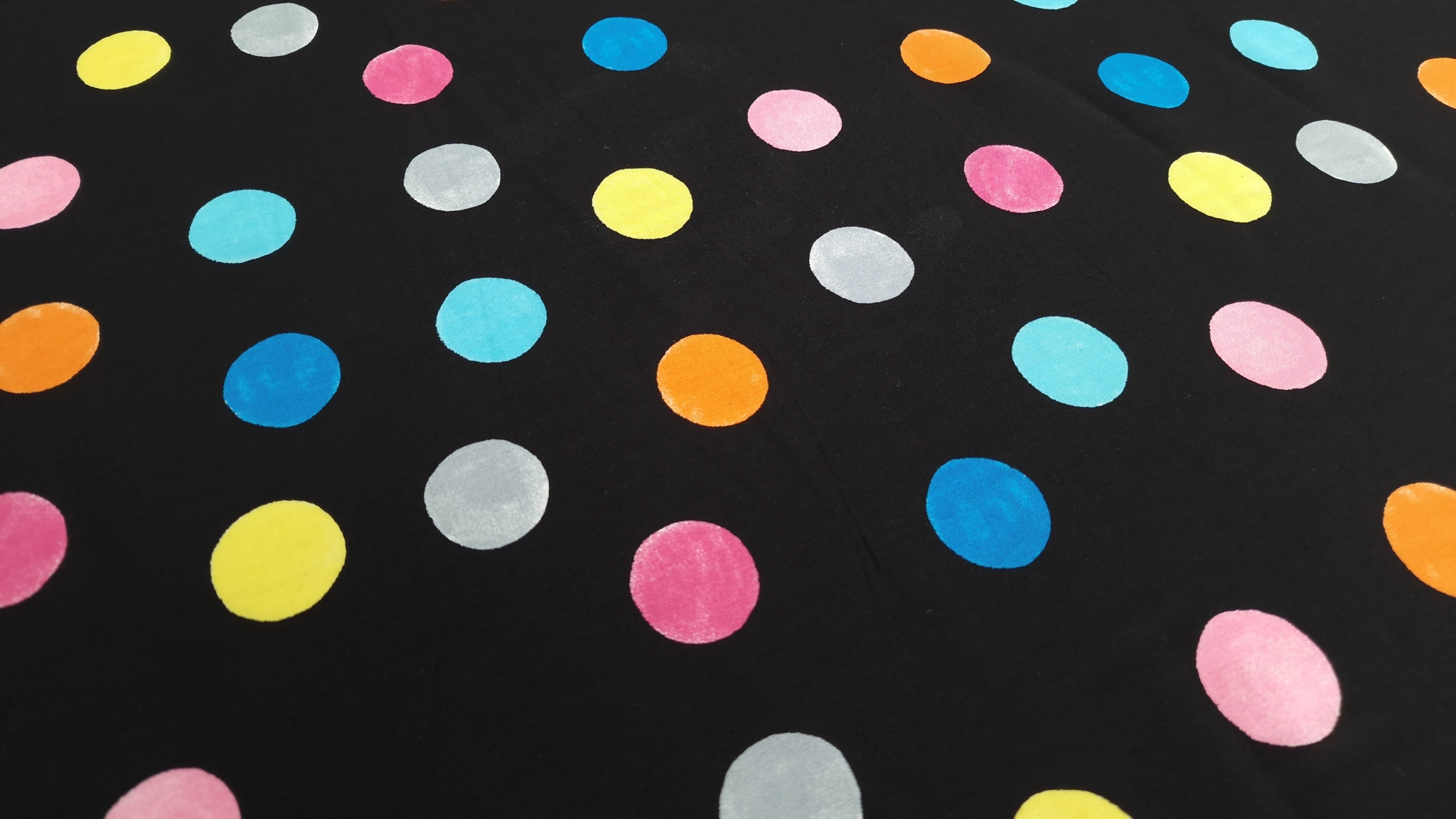 Satin mat din vascoza Happy Dots
