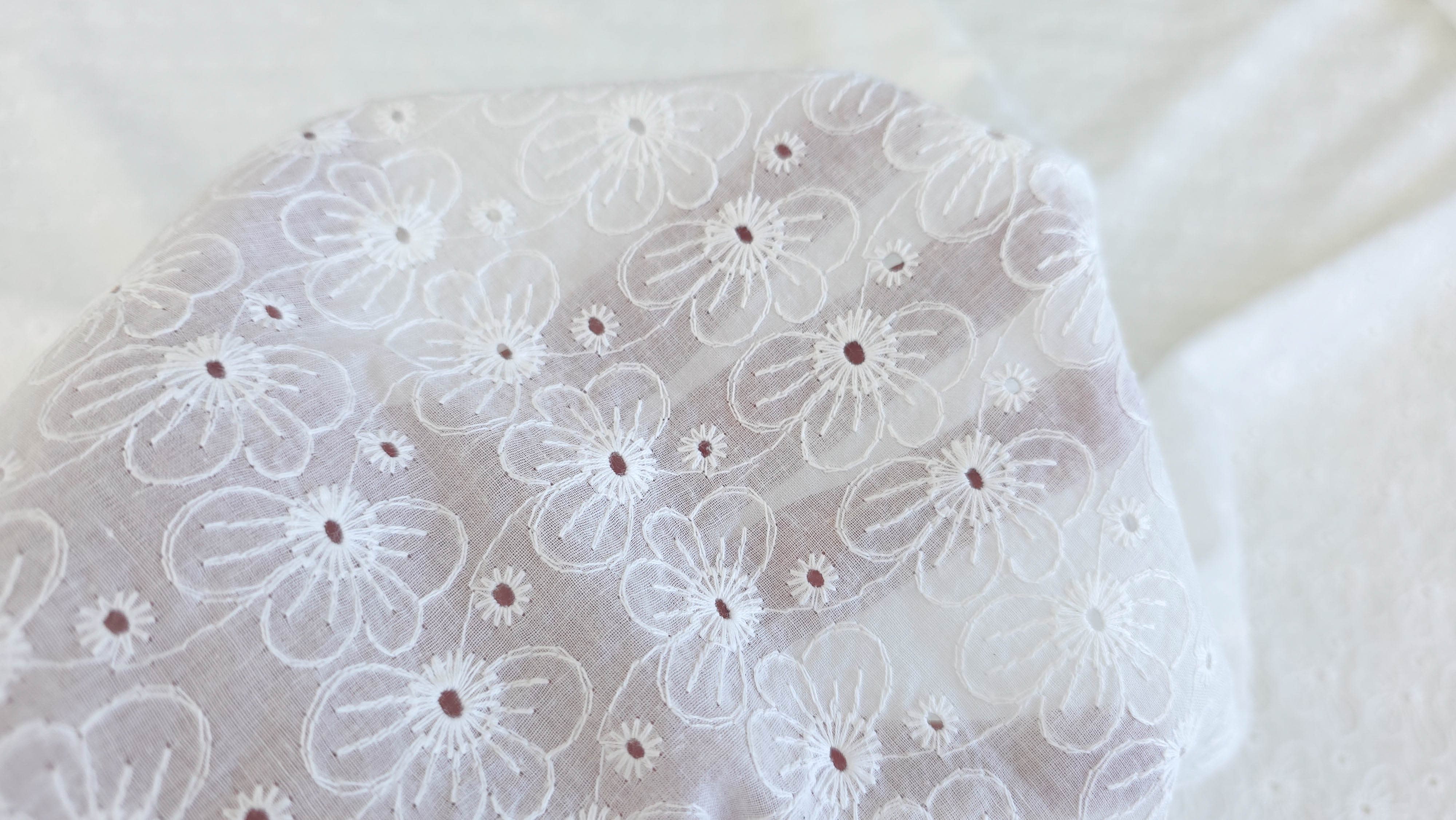 batist brodat din bumbac ivory daisy evelin textile (5)