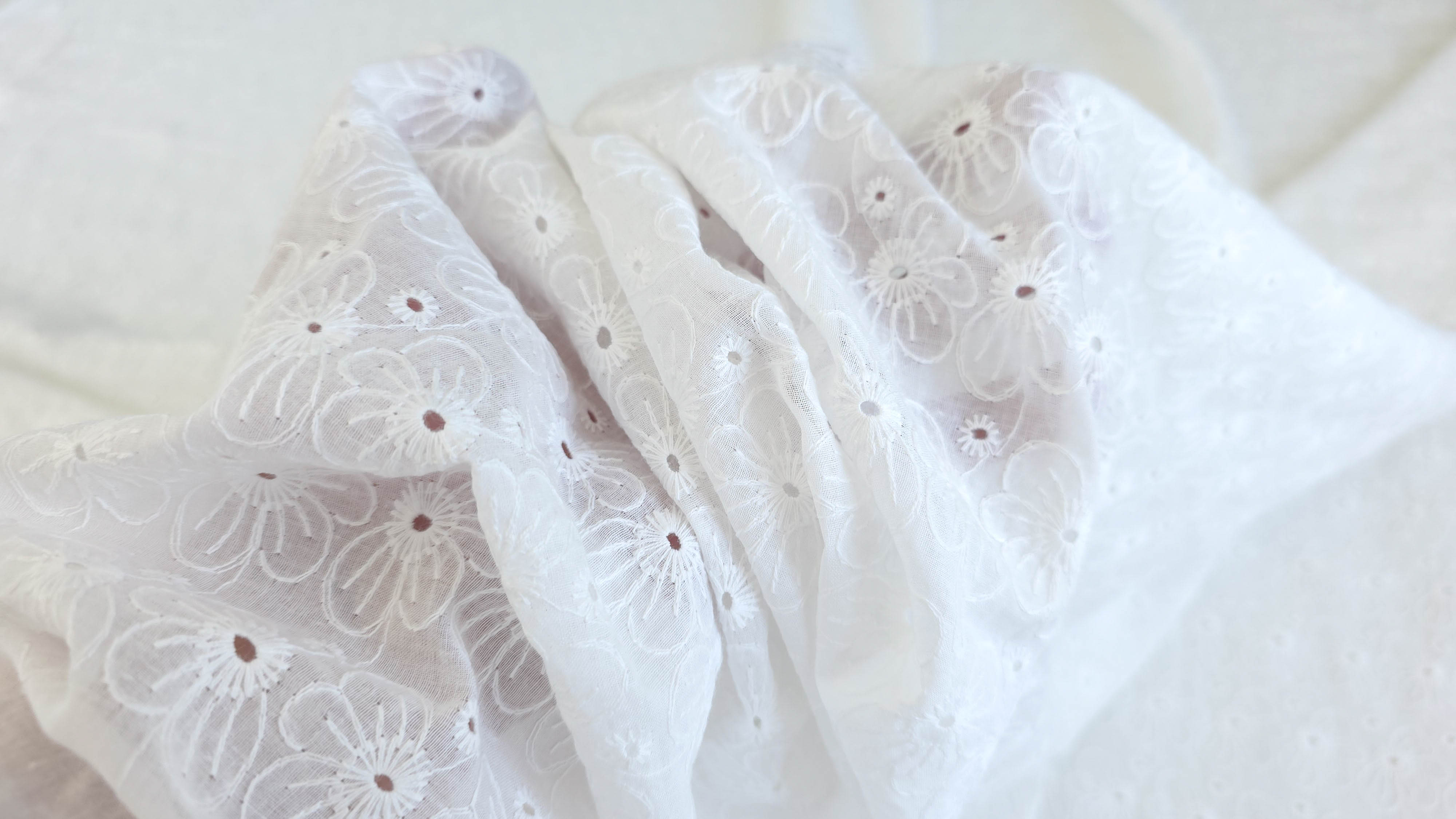 batist brodat din bumbac ivory daisy evelin textile (7)