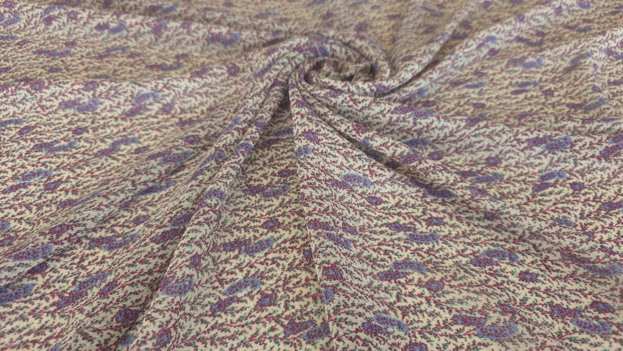 material floral răsucit în spirală