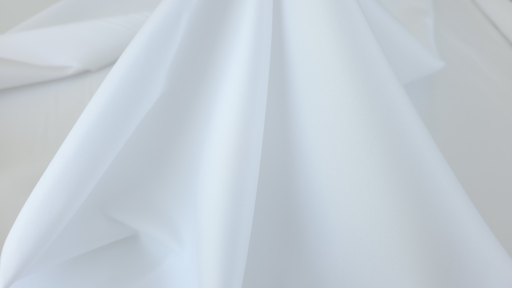 Taftă duchesse ivory desfășurată suprafață uniformă nuanță crem aurie ușor lucioasă
