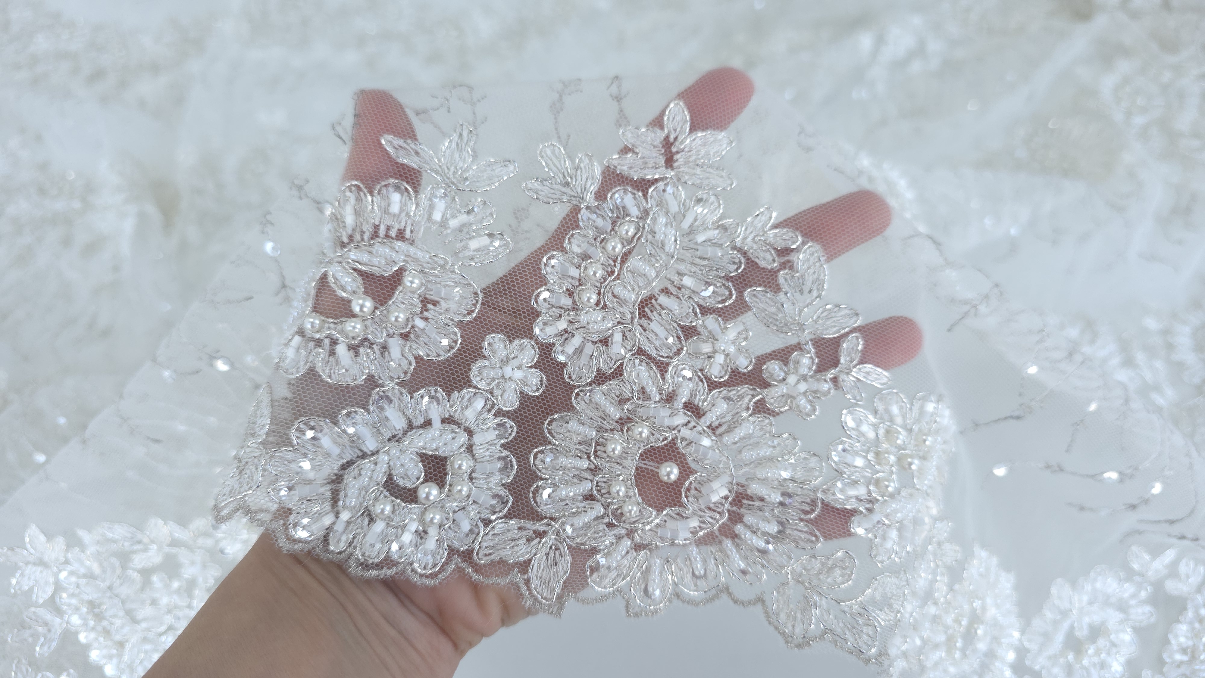 broderie ivoire tulle elastic cu perle si micropaiete