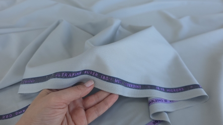 Imaginile recomandate pentru produs ultrafine super160 wool gabardine 15 75micron 260g made in england 85717 EV44A cover.jpg, ultrafine super160 wool gabardine 85717 EV44A selvedge.jp (