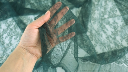 dantela din matase naturala verde foarte inchis aplicatie