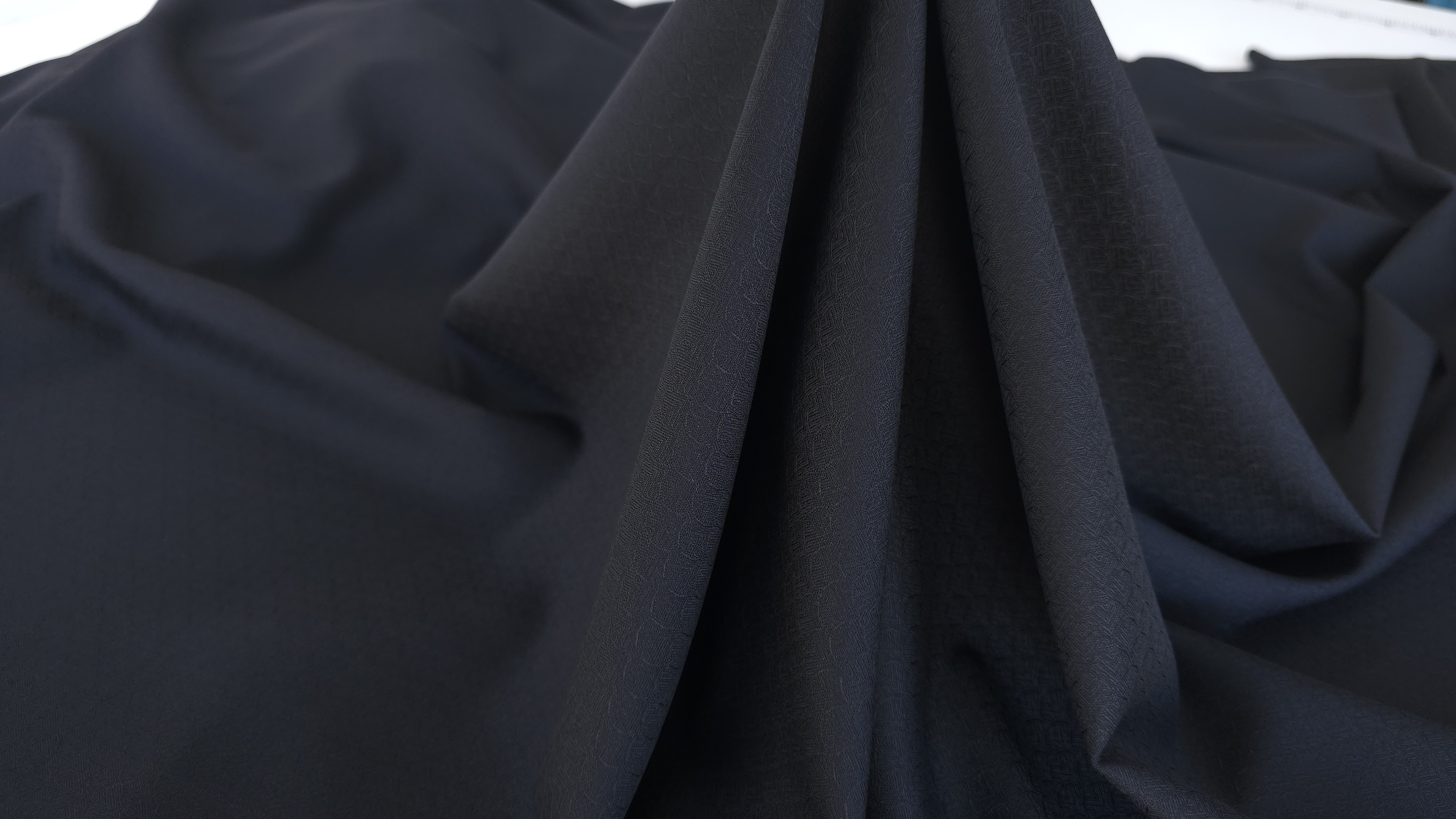 stofa neagra subtire model jacquard din lana 100 evelin textile (1)