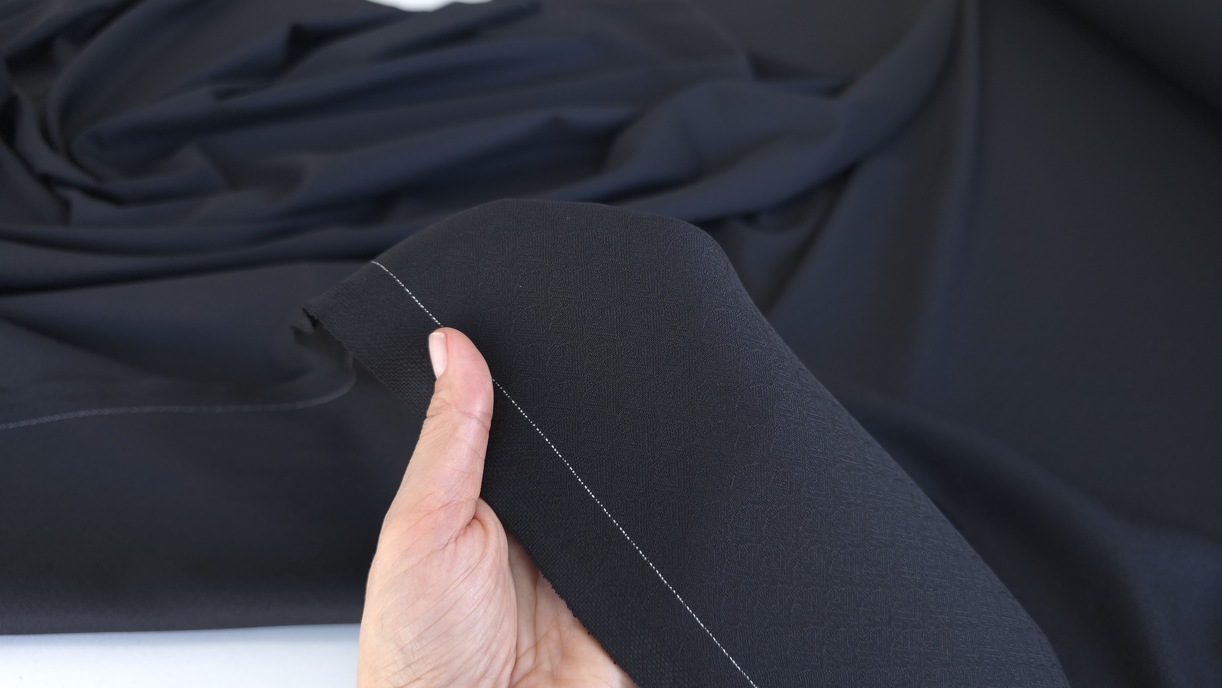 stofa neagra subtire model jacquard din lana 100 evelin textile (3)