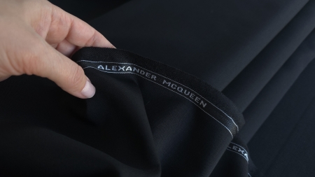 stofa originala Alexander McQueen negru apropiat evelin textile (1)