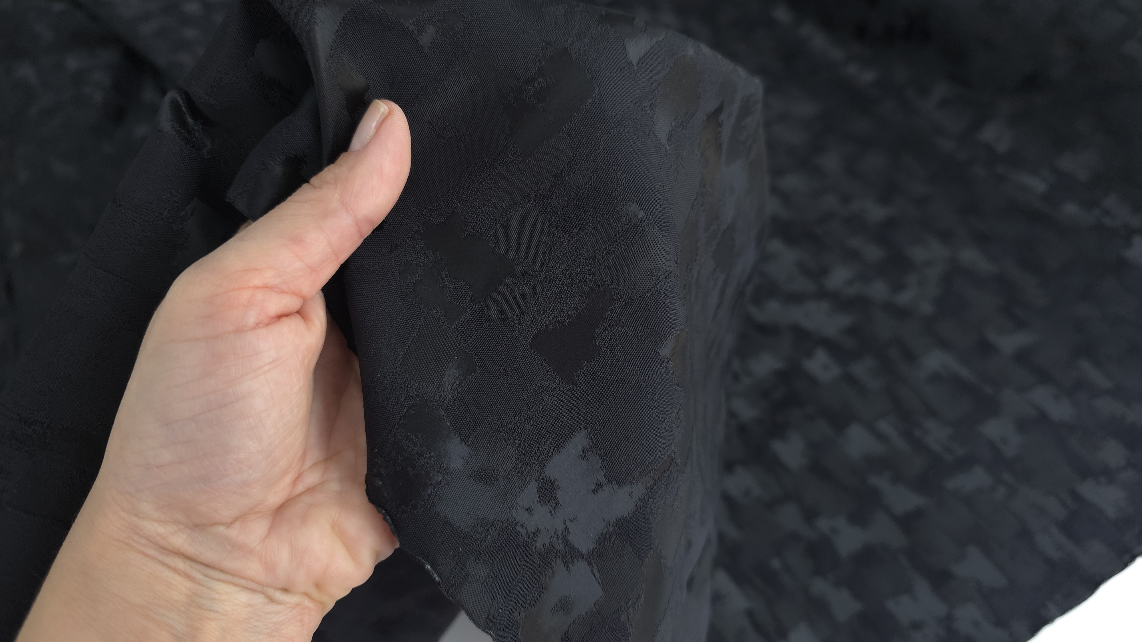 brocard negru cu model abstract satinat evelin textile (5)