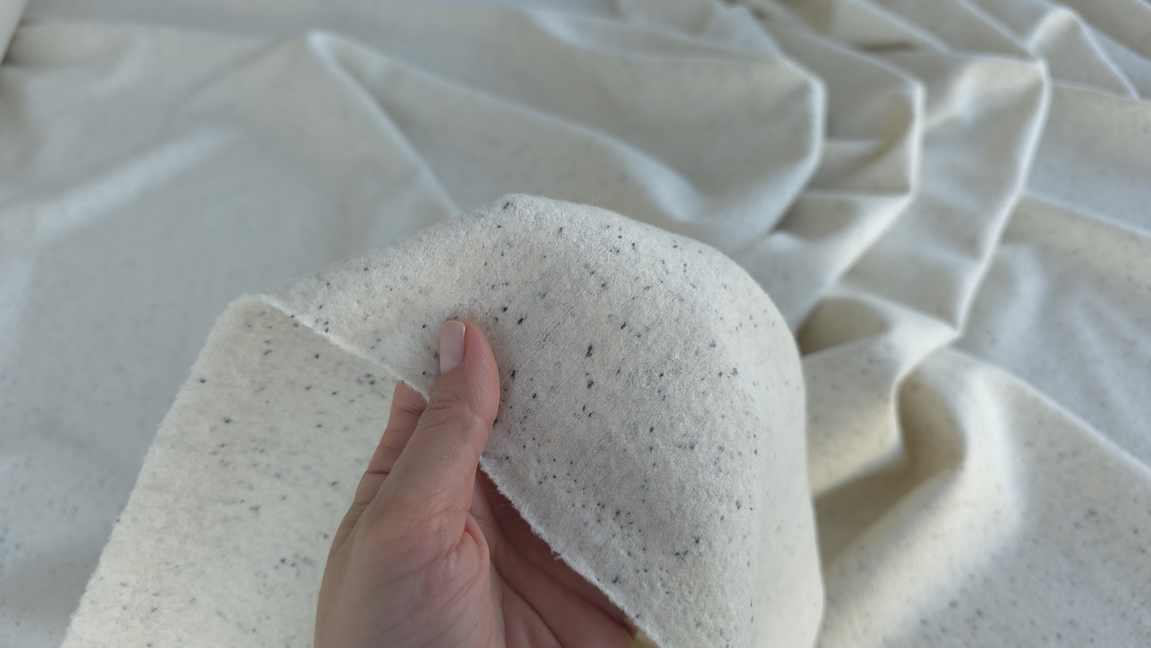 stofa din 100 lana fiarta ivory cu picatele evelin textile (3)