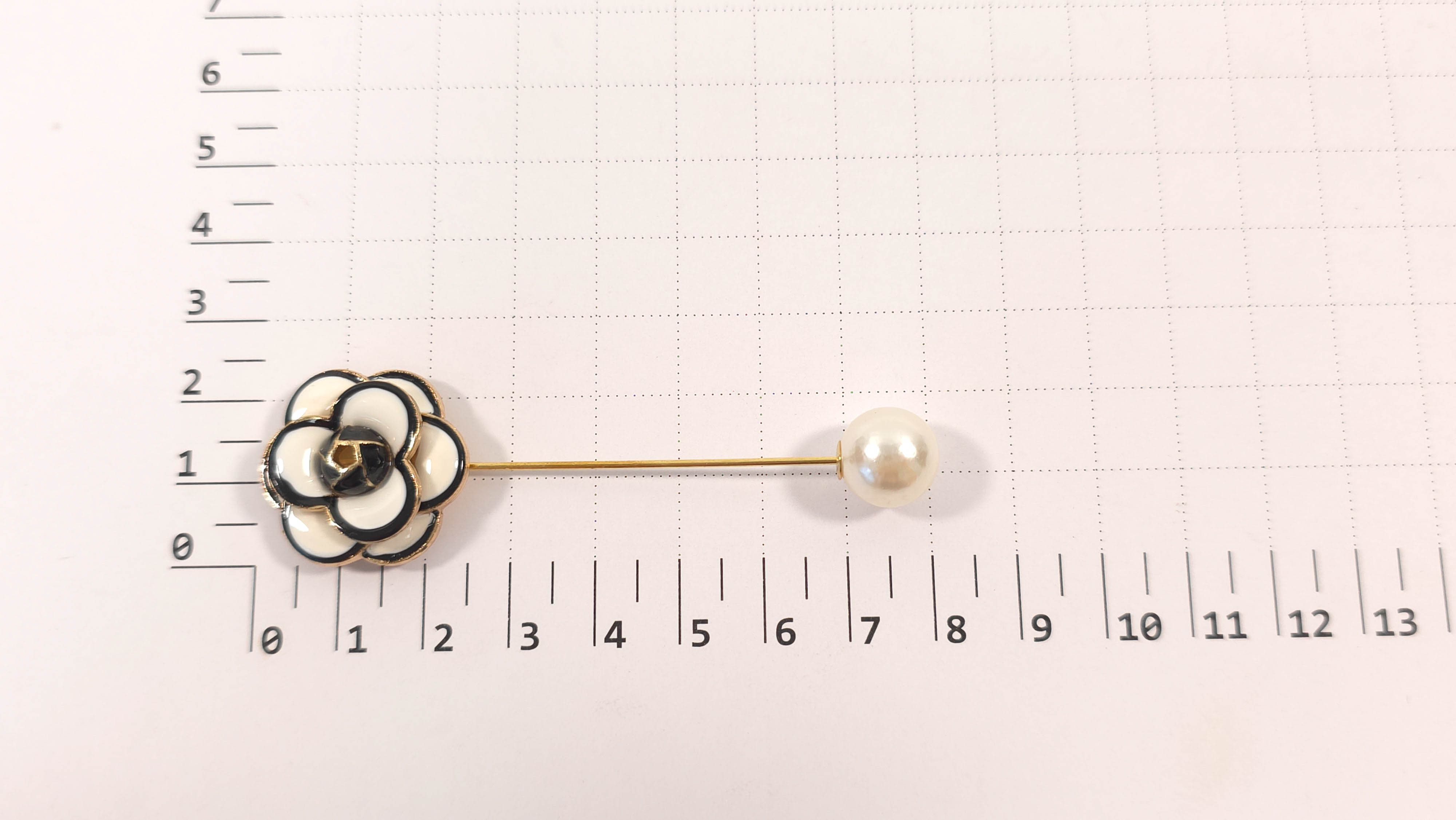 brosa decorativa floare alb negru cu perla ivory evelin textile (1)