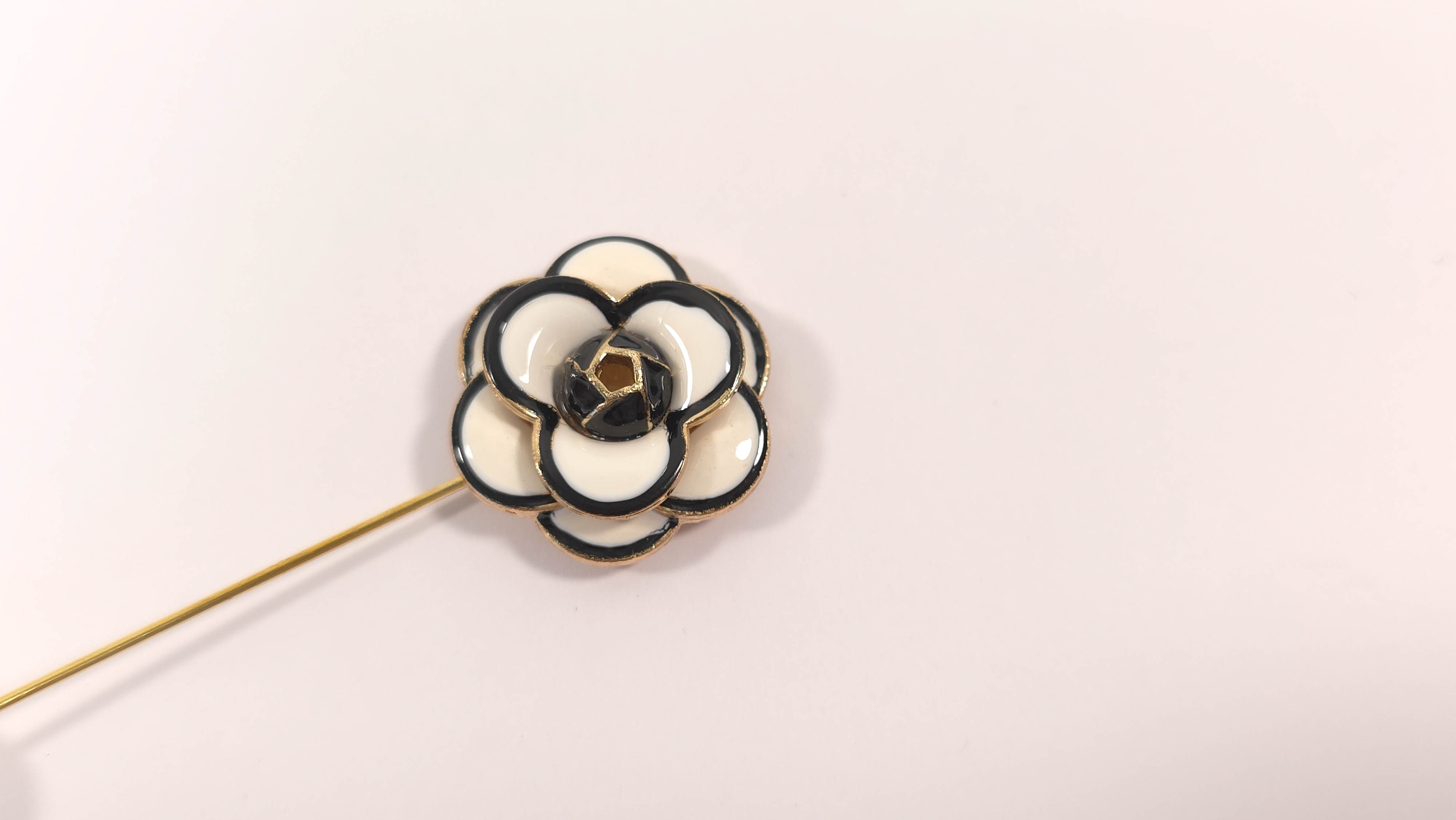 brosa decorativa floare alb negru cu perla ivory evelin textile (3)