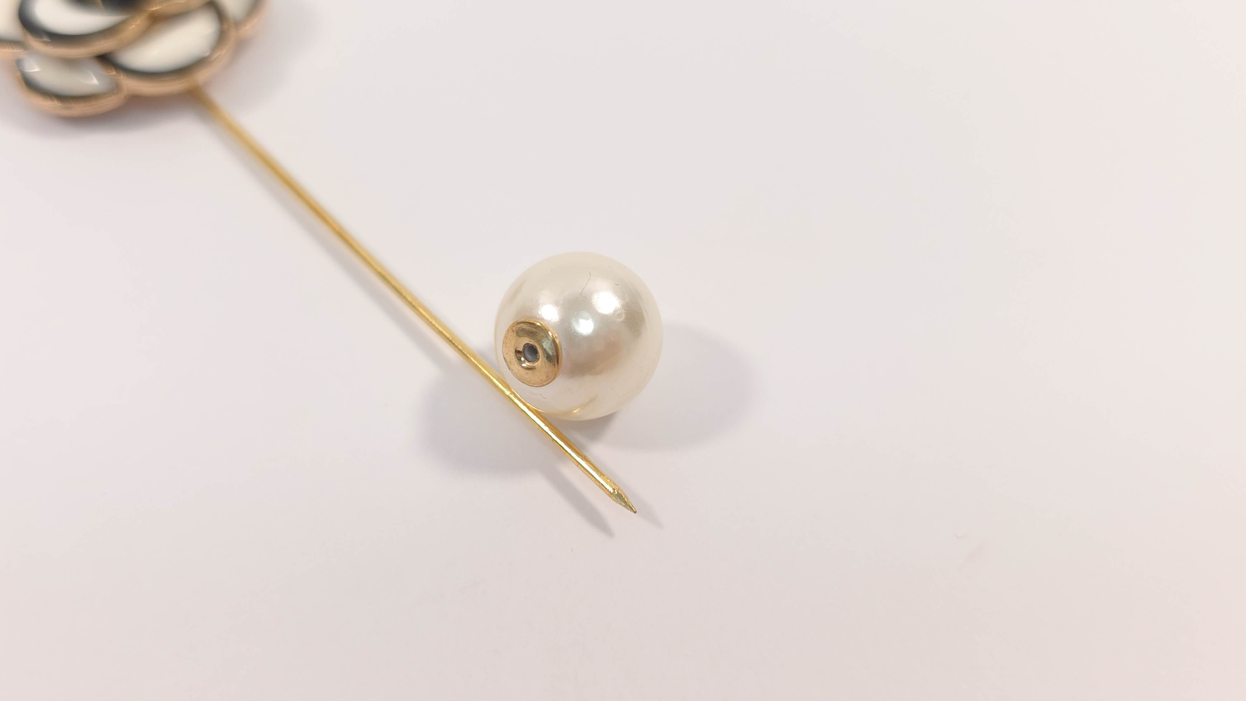 brosa decorativa floare alb negru cu perla ivory evelin textile (5)