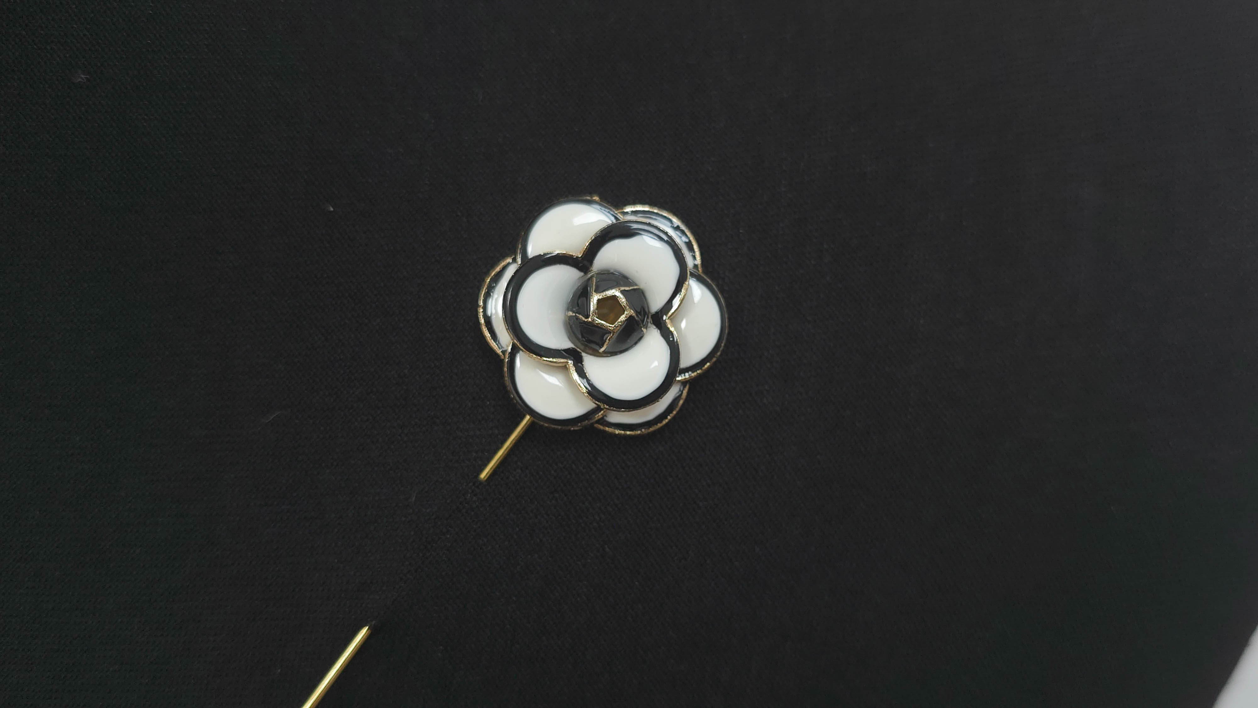 brosa decorativa floare alb negru cu perla ivory evelin textile (9)