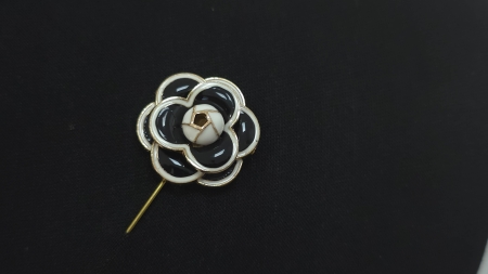 brosa decorativa floare negru ivory cu perla evelin textile (6)