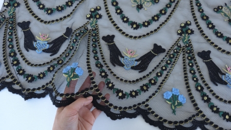 Margine festonata neagra cu flori albastre brodate