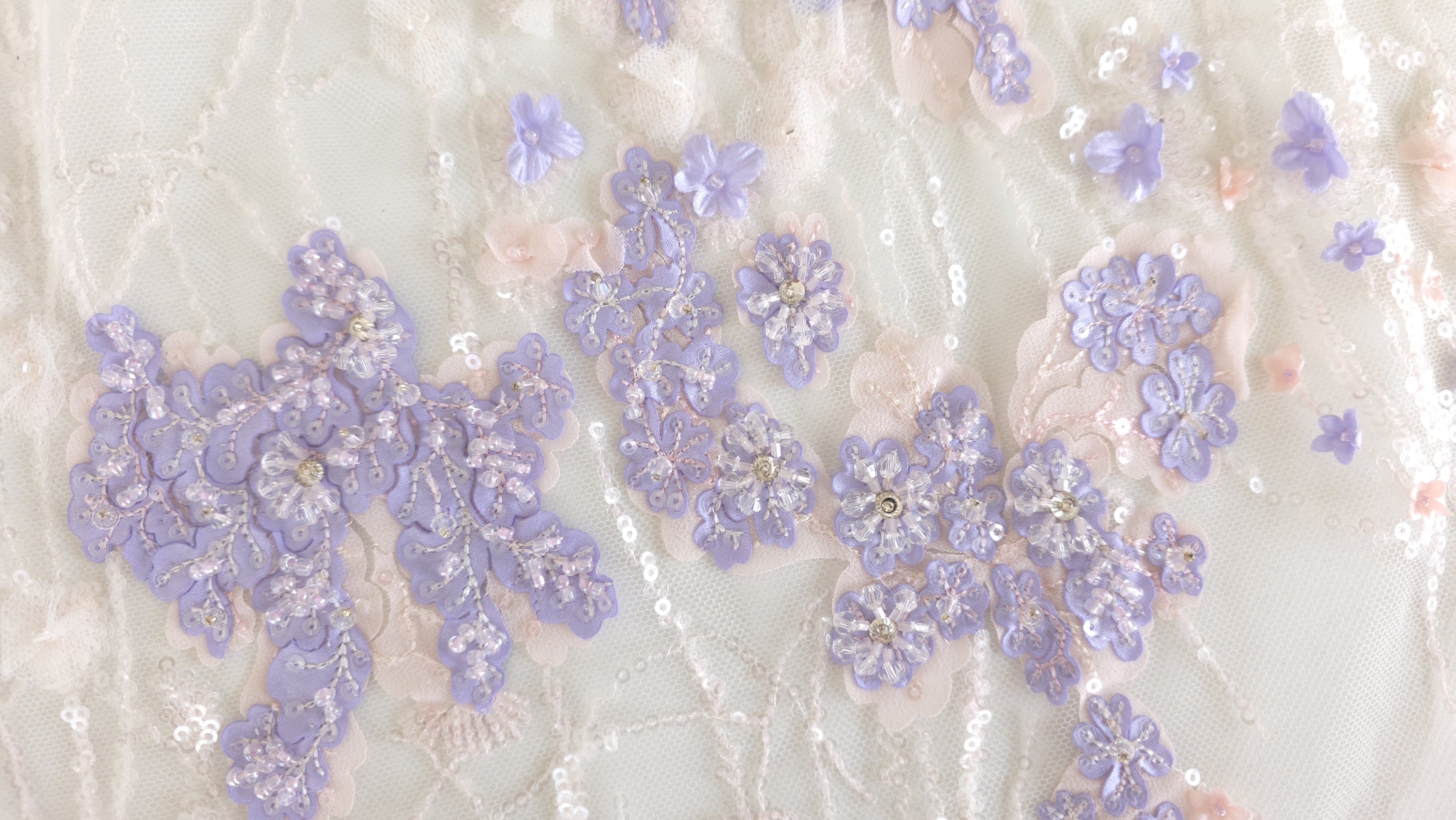 Aplicații florale lila pe tull cu margini brodate și centre decorate manual