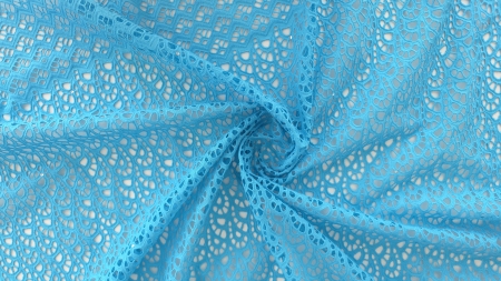 Bordura dantelei turcoaz cu tranziție de la arcuri evantai la romburi brodate