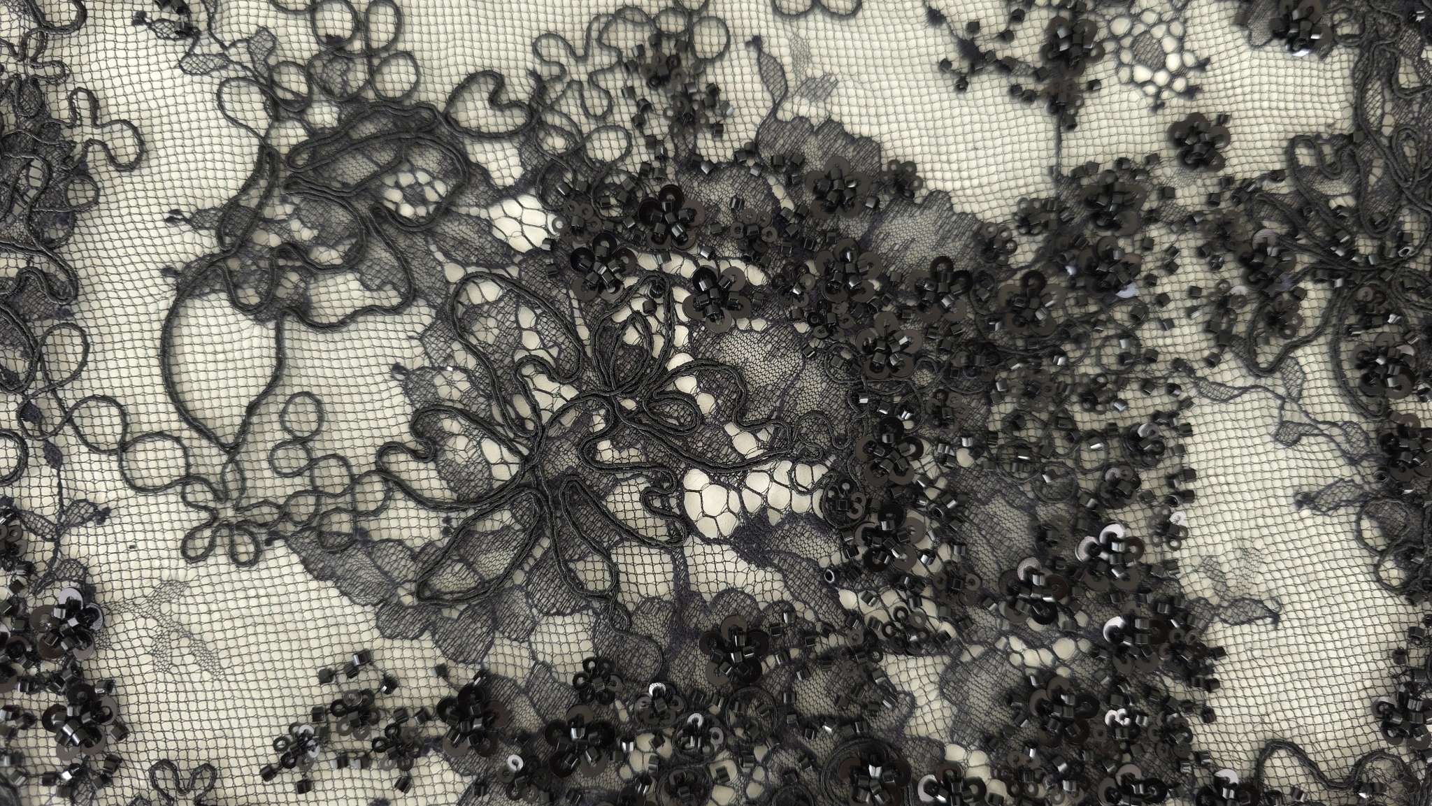 Bordura decorativă ondulată și suprafața rebrodare văzute din unghi lateral