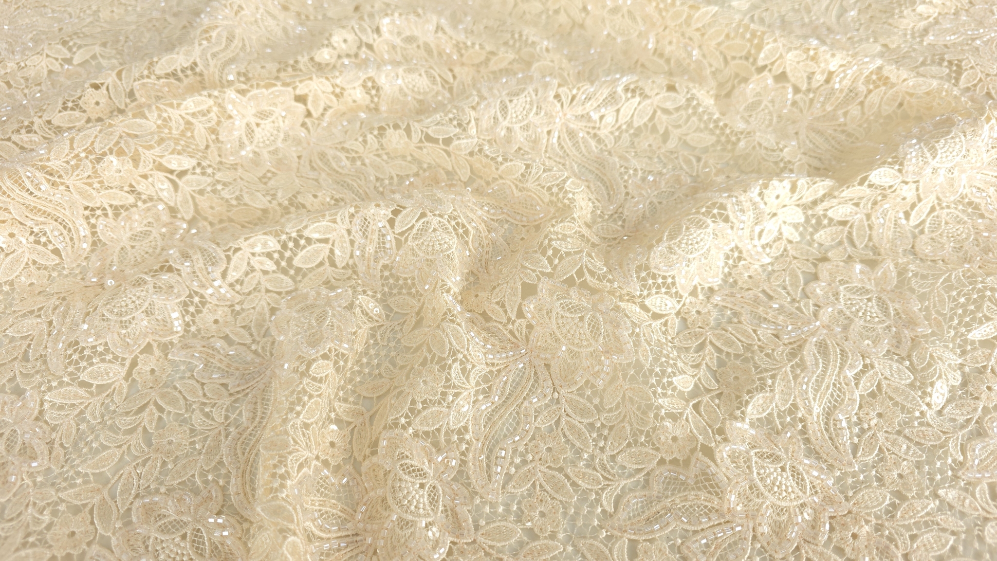 Bordura decorativă văzută frontal cu marginea ondulată și motive florale