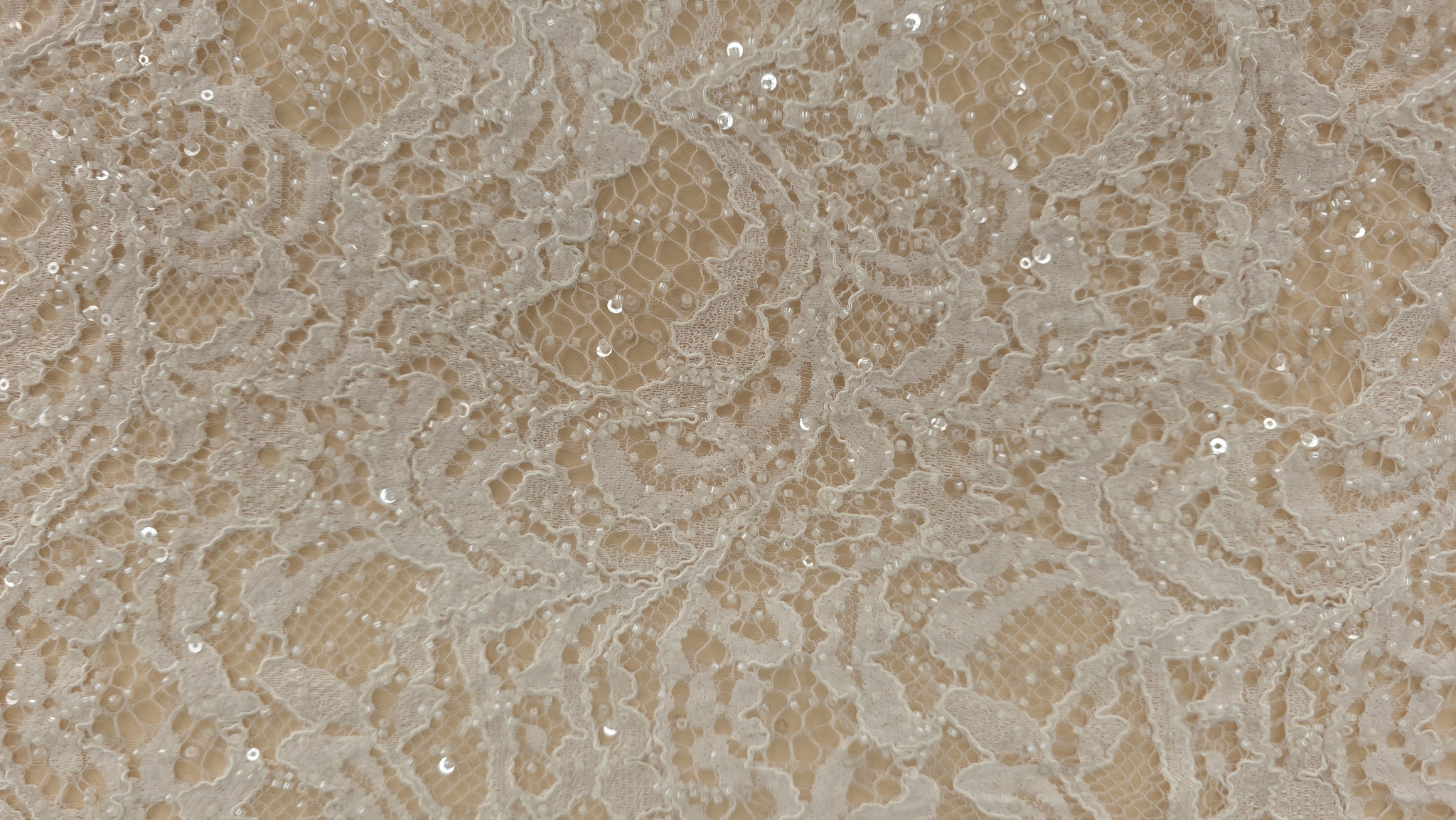 Broderie densă ivory cu aplicații fine, plan apropiat