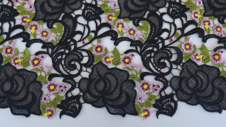 Bordura festonata de jos cu volute negre si flori mici colorate