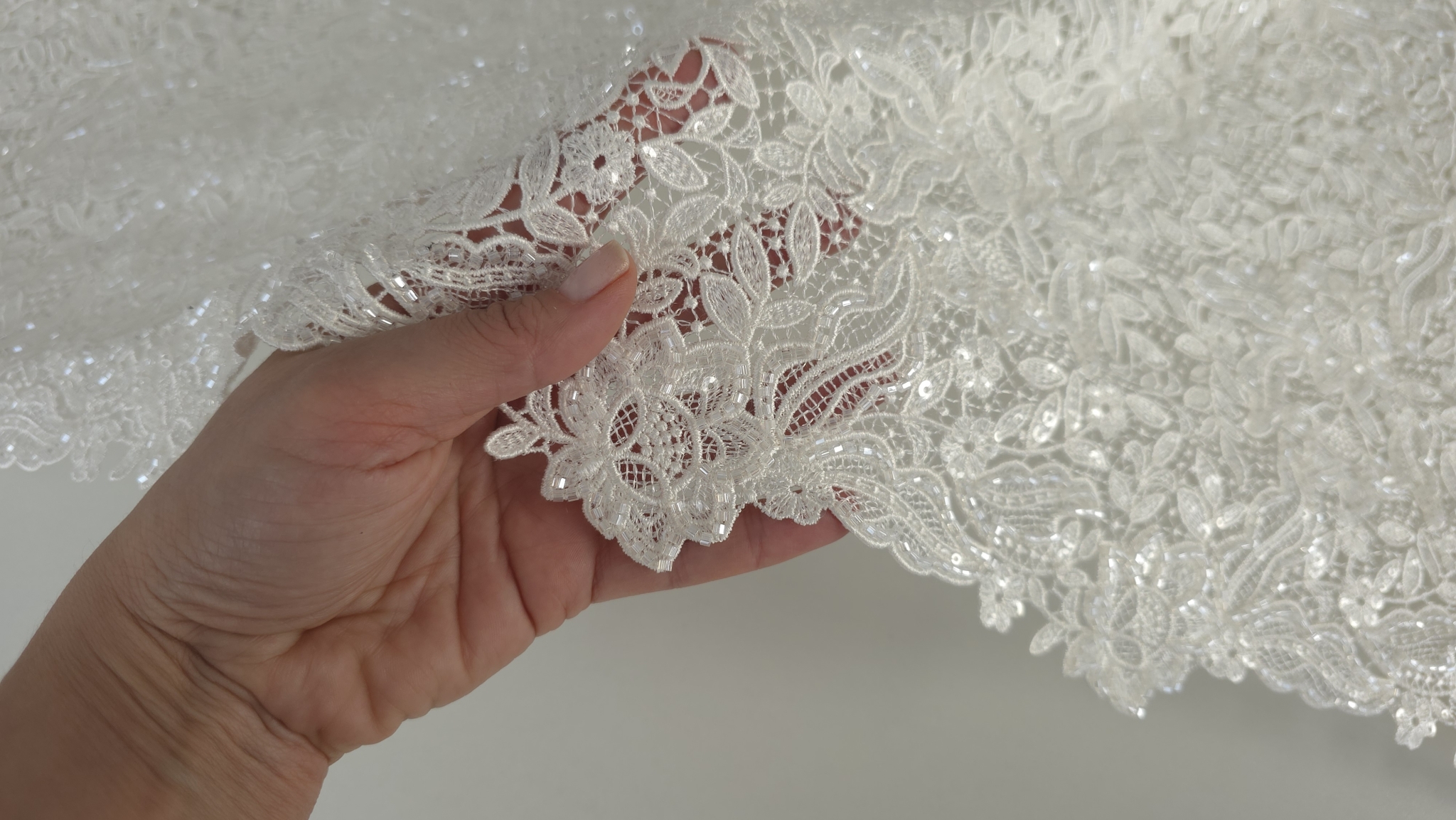 Bordura florală decorativă de pe marginea materialului brodat ivory