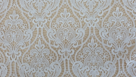 Bordura ondulată decorativă a dantelei ivory fotografiată de aproape