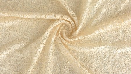 Bordura ondulată decorativă și suprafața brodată văzute din unghi lateral