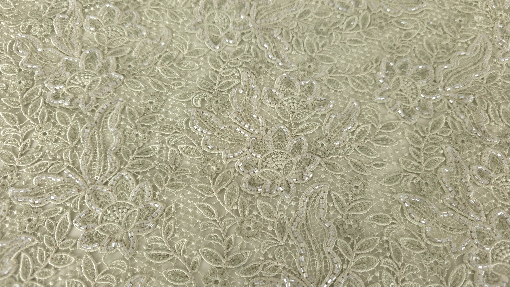 Bordura ondulată decorativă văzută din unghi lateral cu margine florală