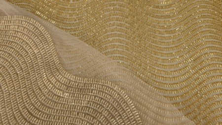 Bordură scalopată pe marginea materialului auriu cu mărgele tubulare în linie ondulată