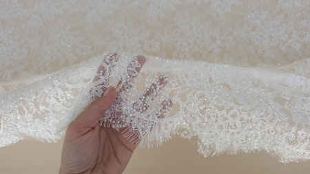 Bordura tip gene a dantelei Chantilly ivory văzută de aproape