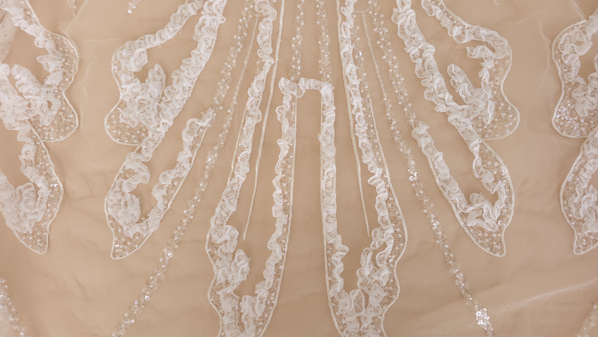 Broderie 3D ridicată de pe suprafață relief vizibil al dantelei ondulate cu margele