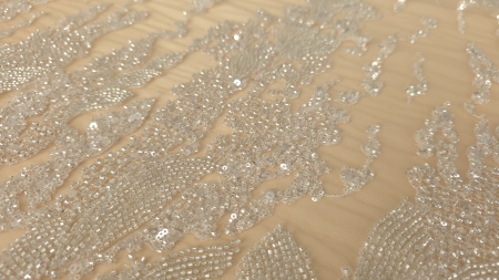 Broderie accesorizată argintie pe tul nude, perspectivă oblică pe motive repetitive