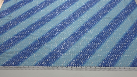 Broderie albastră în degrade cu paiete și fir metalizat, vedere de ansamblu pe masă cu riglă