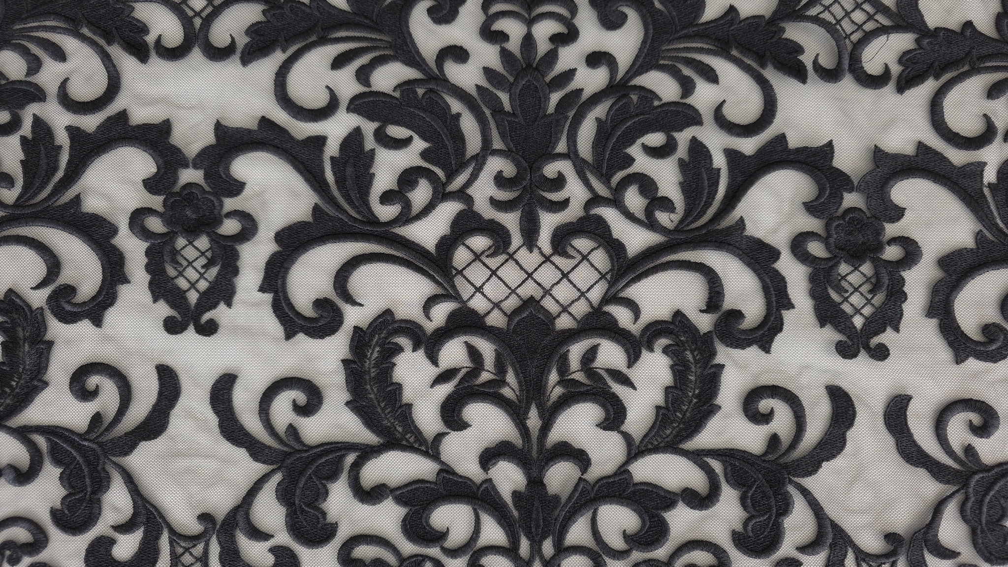 Secțiune cu frunze stilizate, volute și bordură festonată cu flori în plan apropiat