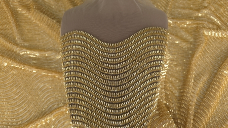 Broderie cu mărgele aurii pe tul, material drapat pe manechin cu falduri ample