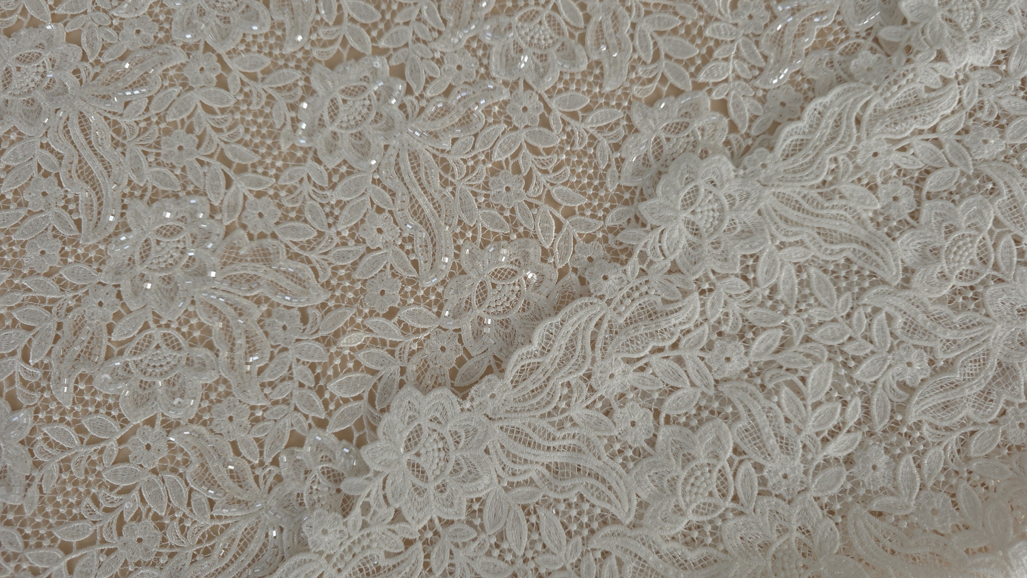 Broderie elegantă pentru rochii de mireasă cu mărgele și micropaiete distribuite uniform